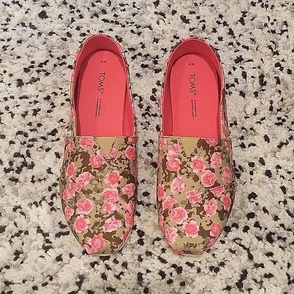 Toms Shoes - TOMS ALPARGATA CEDAR GREEN FLORAL CAMO SIZE 8